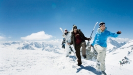 高清晰阿尔卑斯山滑雪人壁纸下载