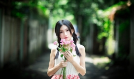 可爱手捧鲜花的亚洲女孩