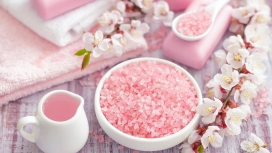 粉红色的温泉盐
