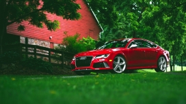 绿草上的红色奥迪RS7汽车壁纸