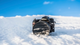高清晰雪地中的nikon-d7100单反相机