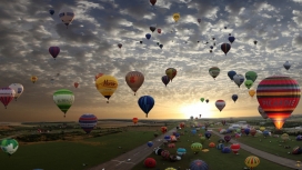 满是氢气球的天空