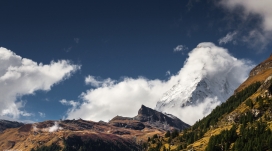 蓝天白云下的马特宏峰