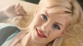 金发美女伊丽莎・库斯伯特