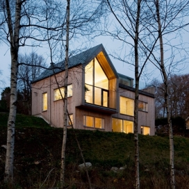 Kjellgren卡明斯基完成的教堂风格湖边别墅建筑-坐落在瑞士湖畔林地，有三层高，通向一个阳台，可欣赏到水