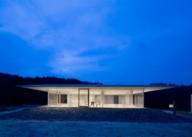 广岛小屋-日本乡村房子，80平方米的房子，是一个宁静的乡村景观，透明的外观和透视内部的墙壁，这意味着它可以看通过建筑物以外的树木