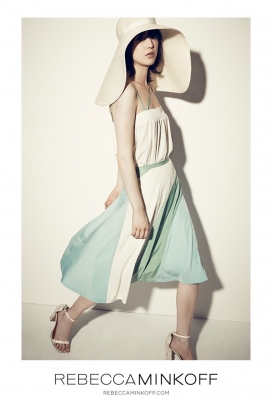 丽贝卡-70年代无忧无虑的精神，宽松懒散的轮廓搭配粉蓝和粉红泡沫，让图像充满柔和色调活力