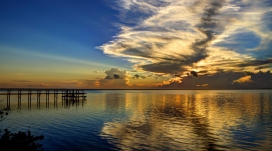 晚霞下的湖边甲班码头壁纸