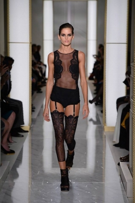 奥米・坎贝尔-La Perla推出首个高级女性蕾丝时装春夏系列