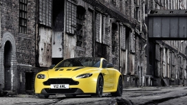 高清晰黄色阿斯顿・马丁V12跑车壁纸