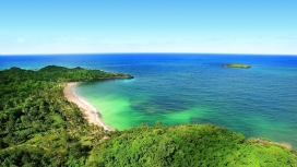 高清晰蓝色热带岛海滩美景