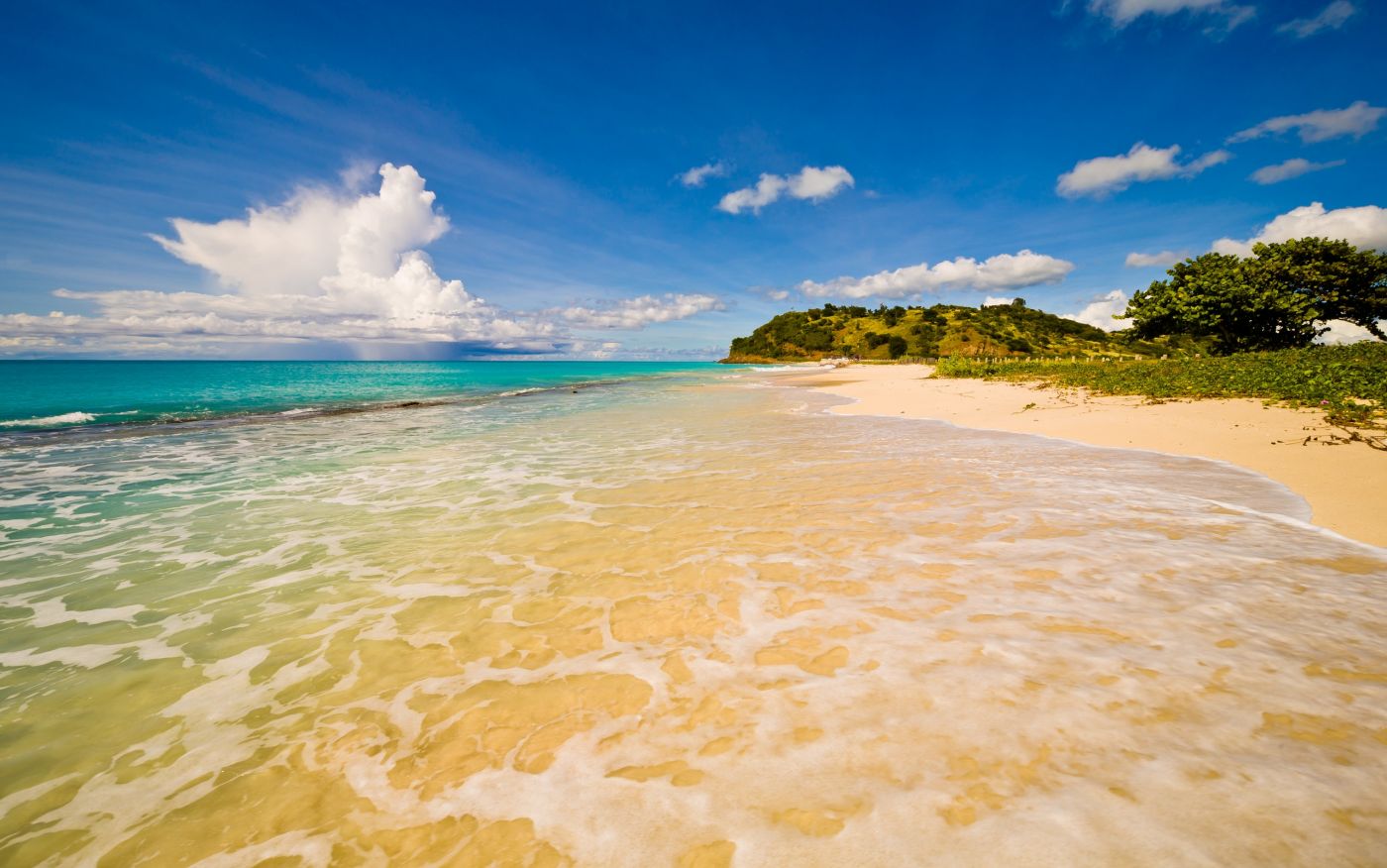 平静的沙滩海浪图片