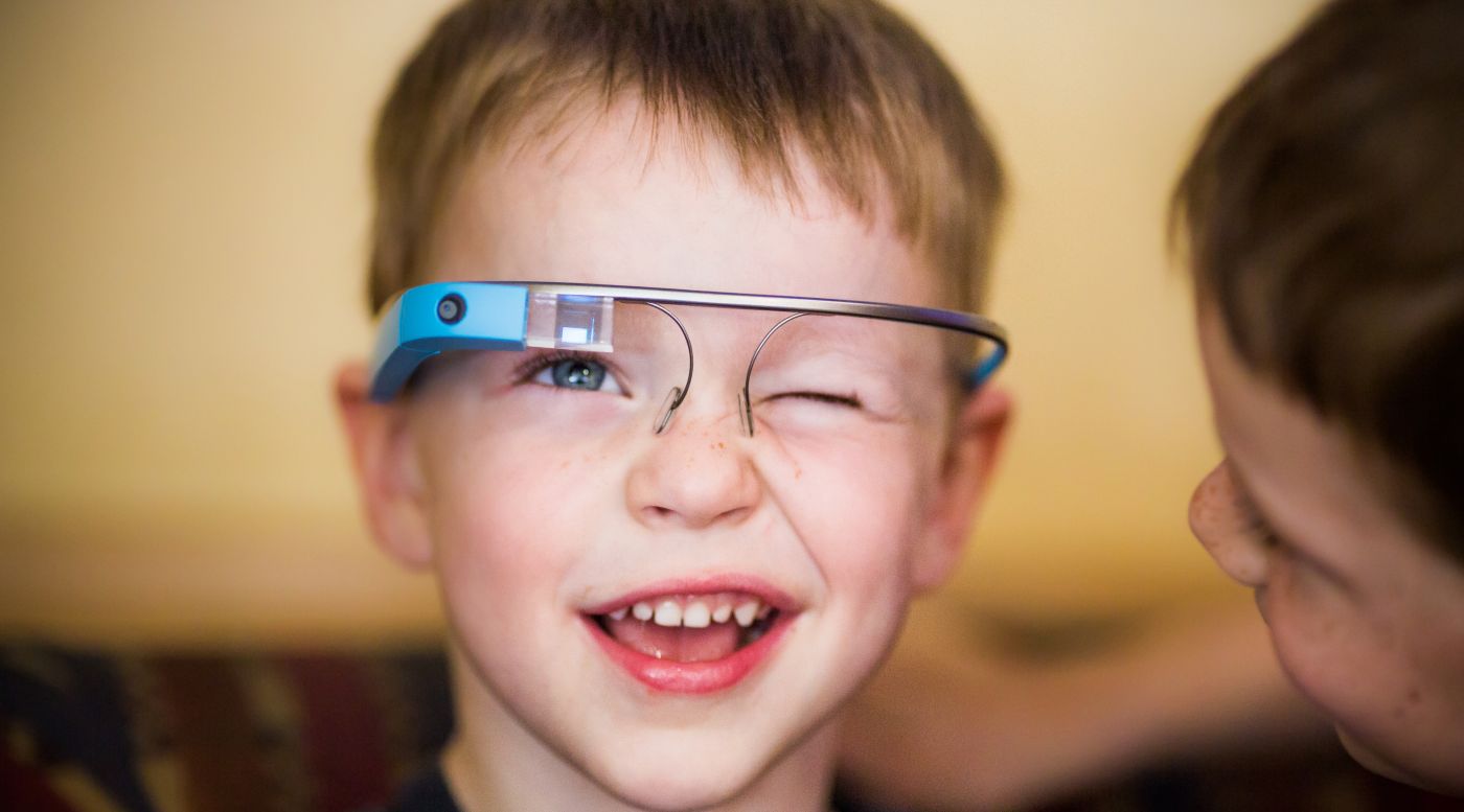 戴谷歌眼镜的儿童图片