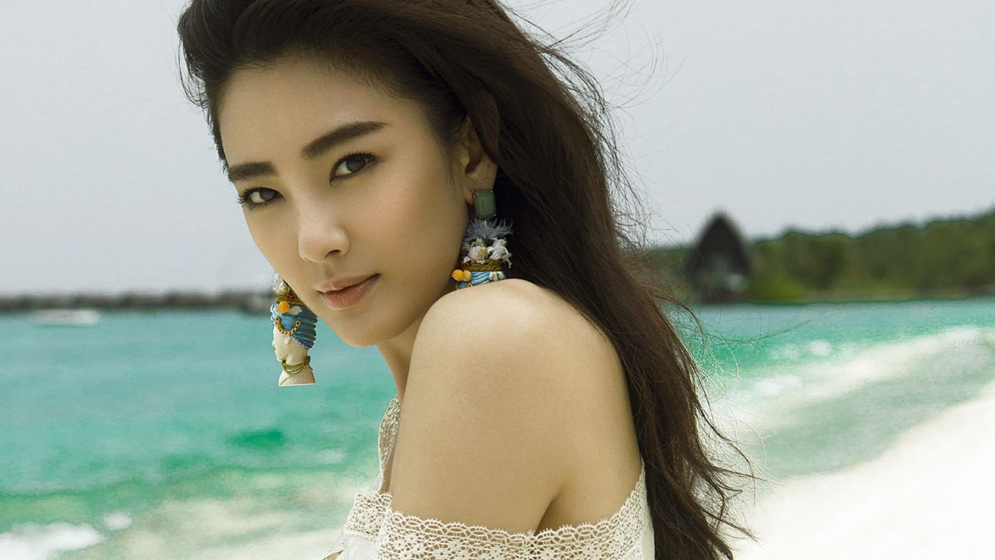 海滩晒太阳的Yuqi Zhang张雨绮电脑桌面壁纸下载图片