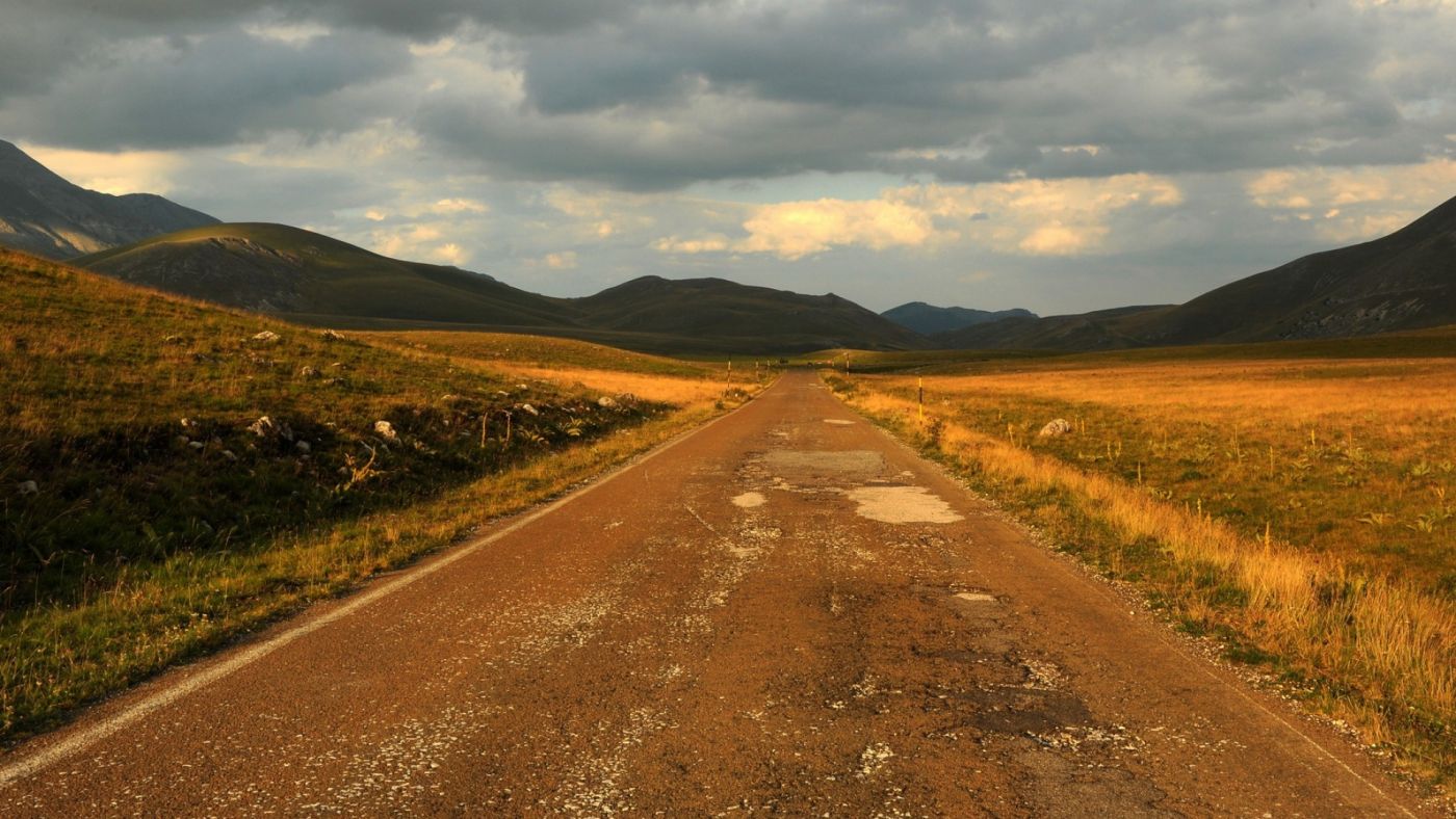 意大利黄泥土路图片