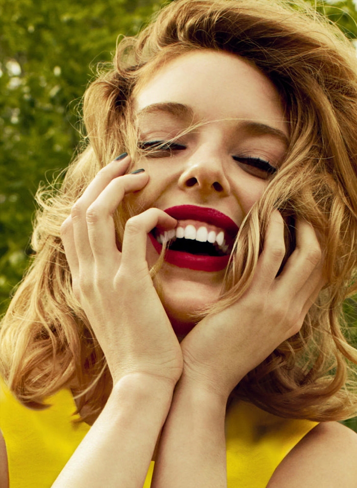 “雷之光”-艾丽加拿大2015年5月-大胆的黄色衣裳-摄影师在拉斯维加斯捕捉模特散发出独特的一种明亮时尚能源图片