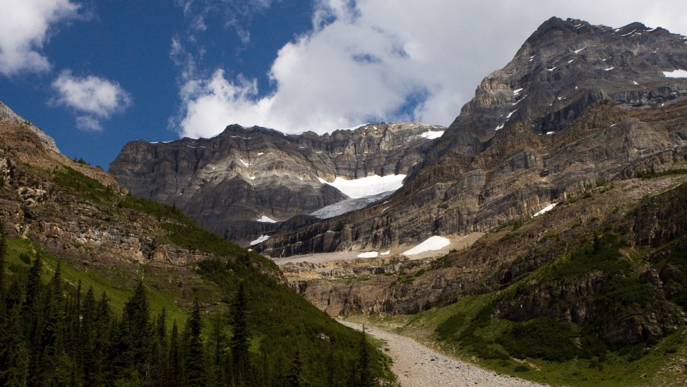 蓝天白云下通往露易丝湖的步道图片