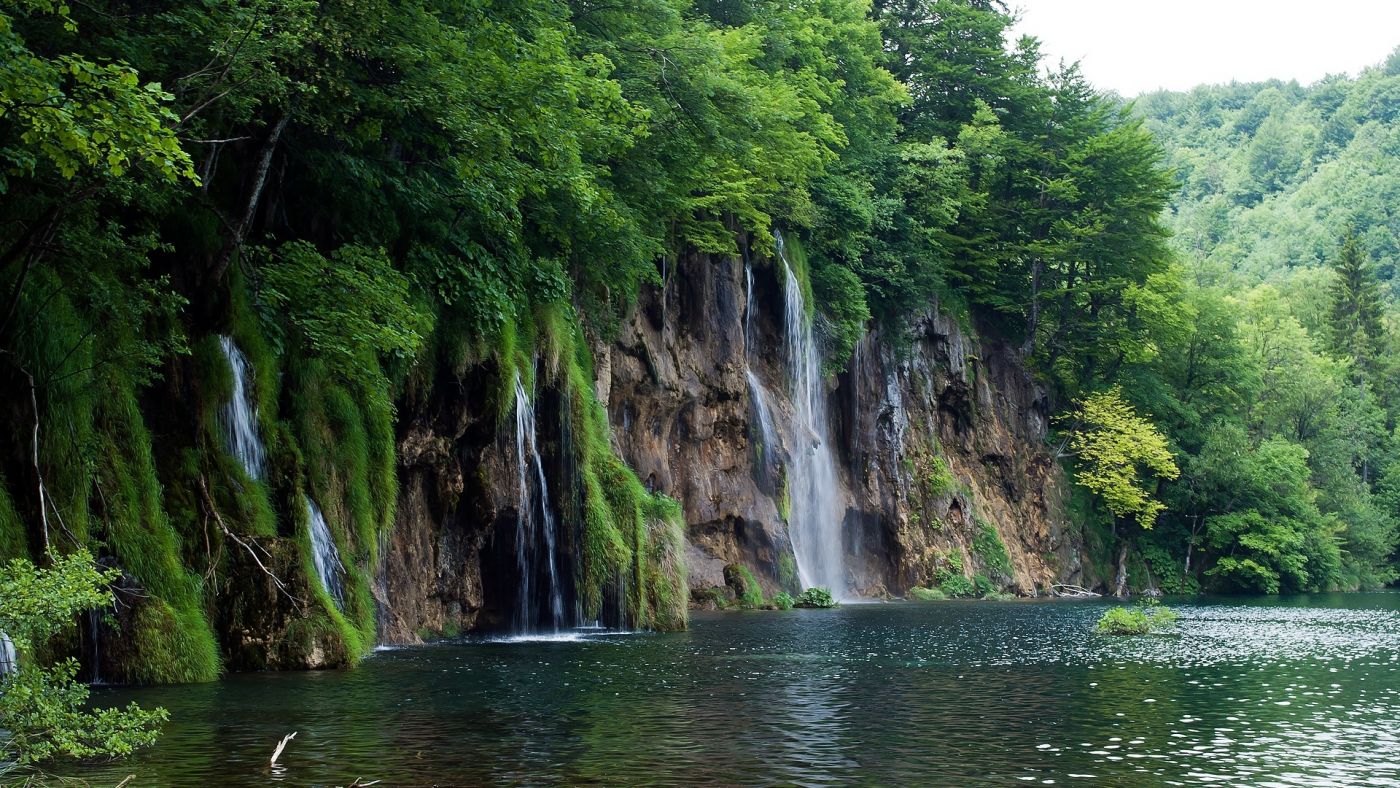 石壁小瀑布水潭壁纸图片