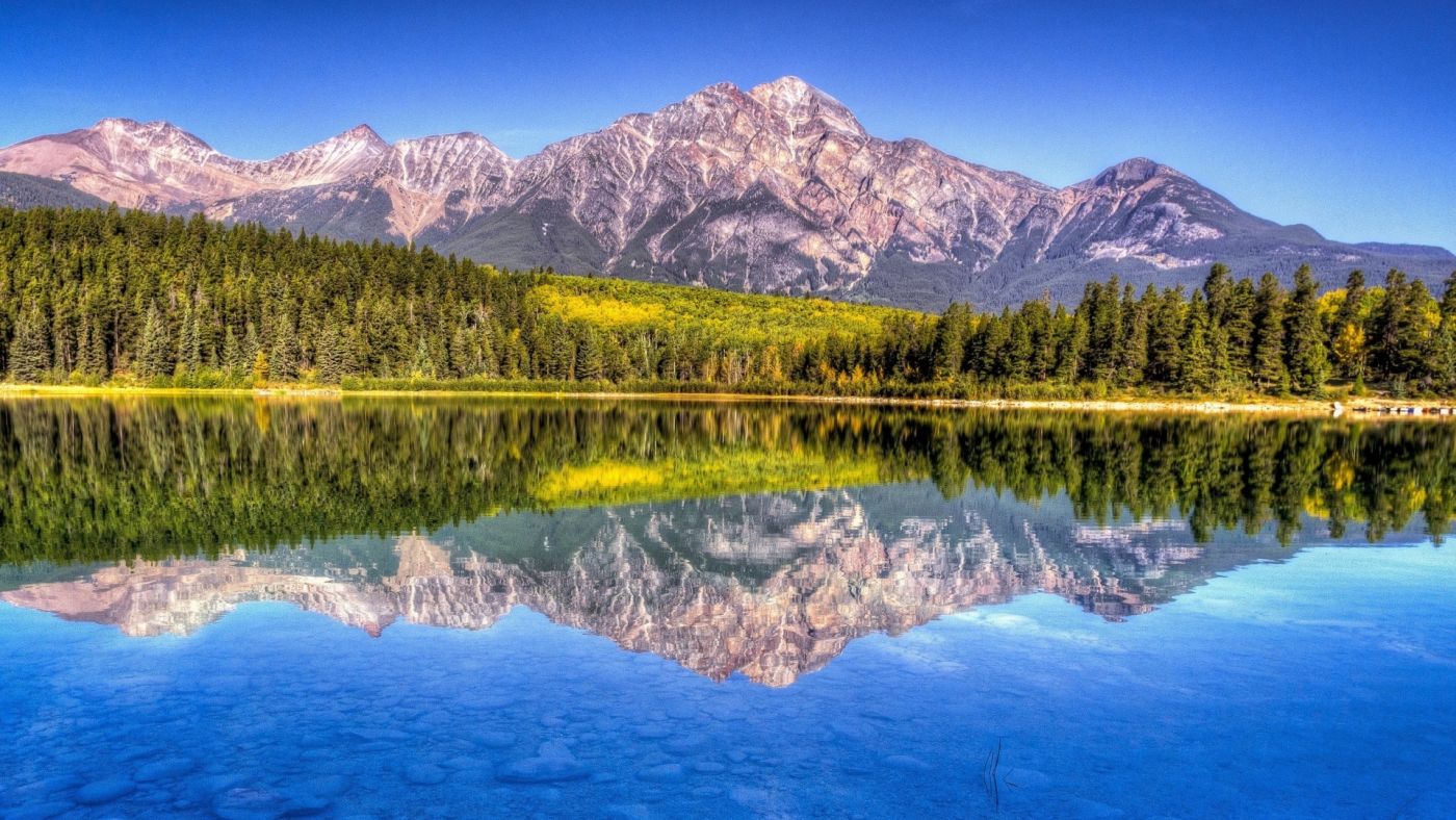 高清晰高山蓝湖倒影壁纸图片