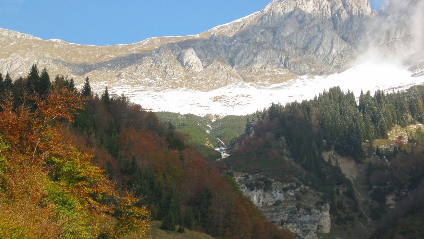 高清晰秋季雪山壁纸图片