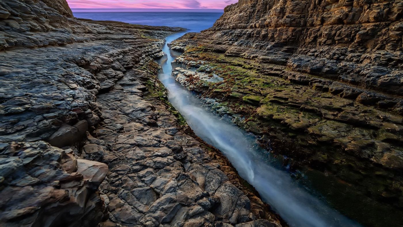 大洋岩石裂缝的雾图片