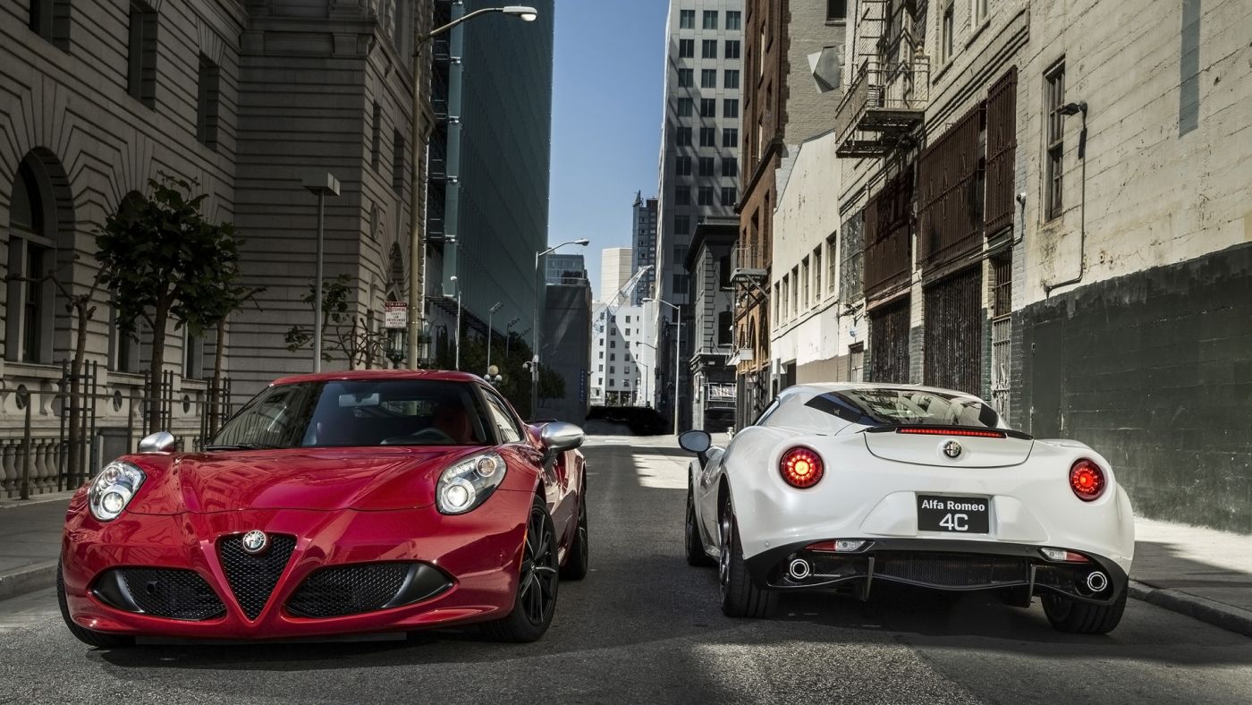 高清晰阿尔法罗密欧红白跑车尾部正面壁纸图片