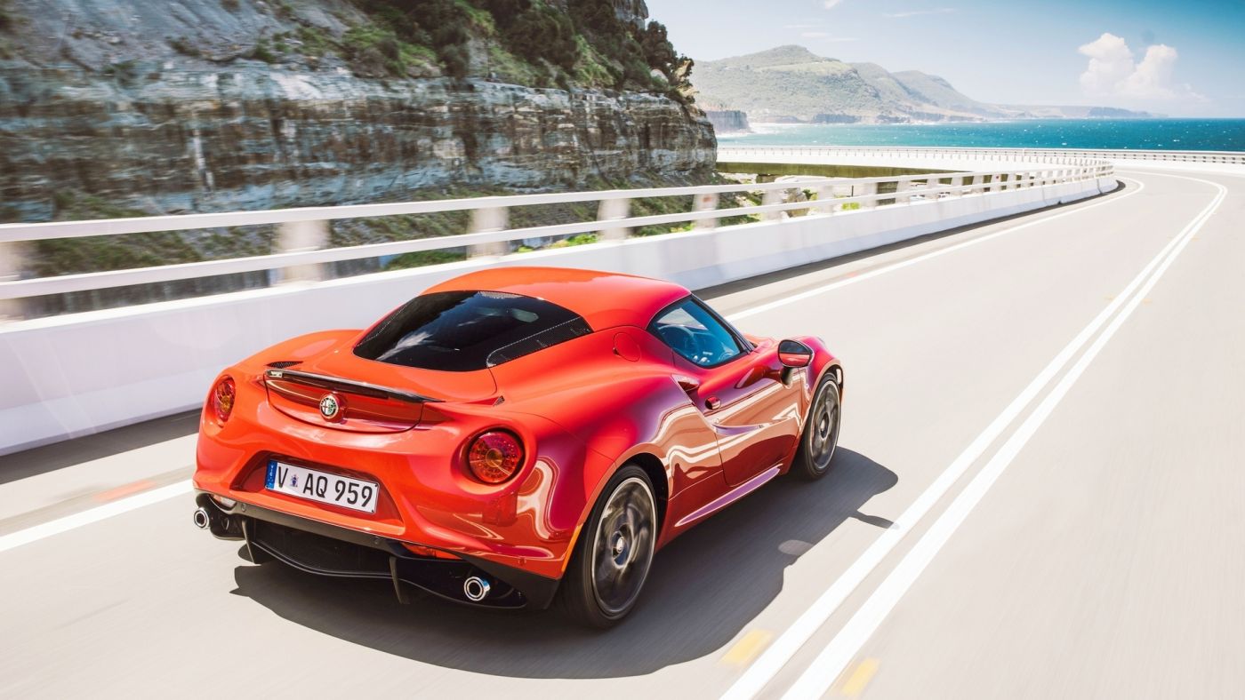 高清晰橘红色阿尔法・罗密欧4C跑车尾部壁纸图片