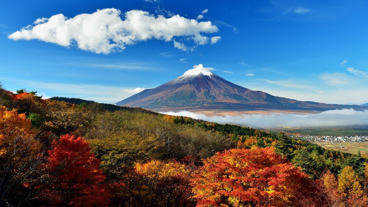 高清晰蓝天白云下的日本富士山壁纸 手机移动版