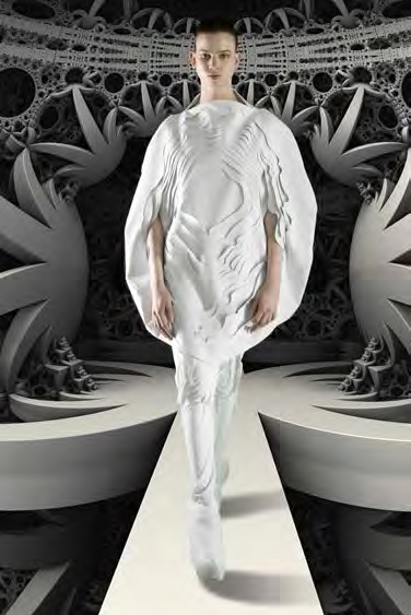 TOPO-GRAPHIC-立面几何纹理形状的时装秀图片