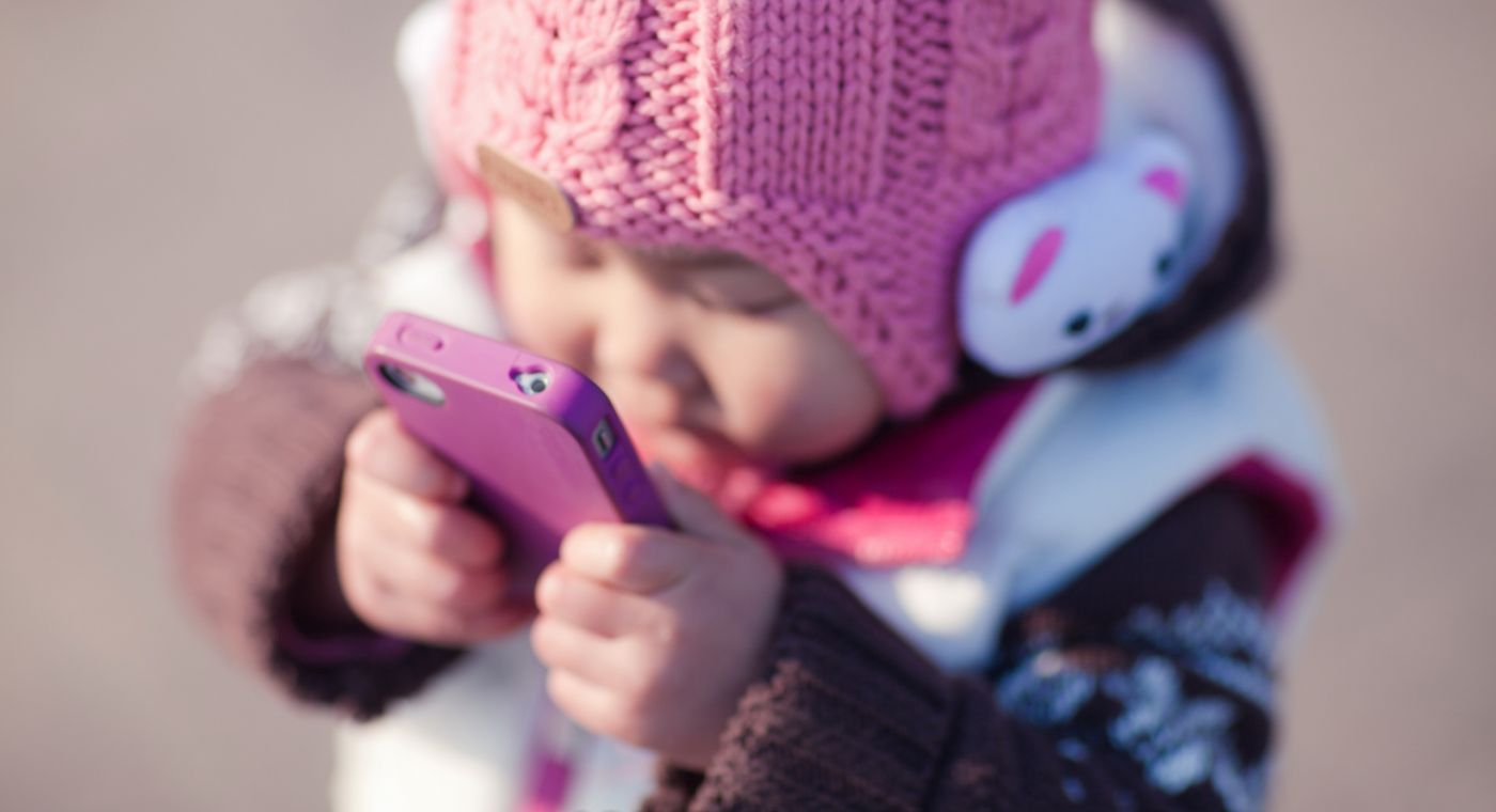 用手机打电话的可爱宝宝图片