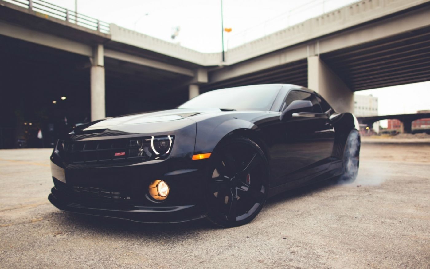 高清晰黑色雪佛兰大黄蜂科迈罗改装汽车壁纸下载