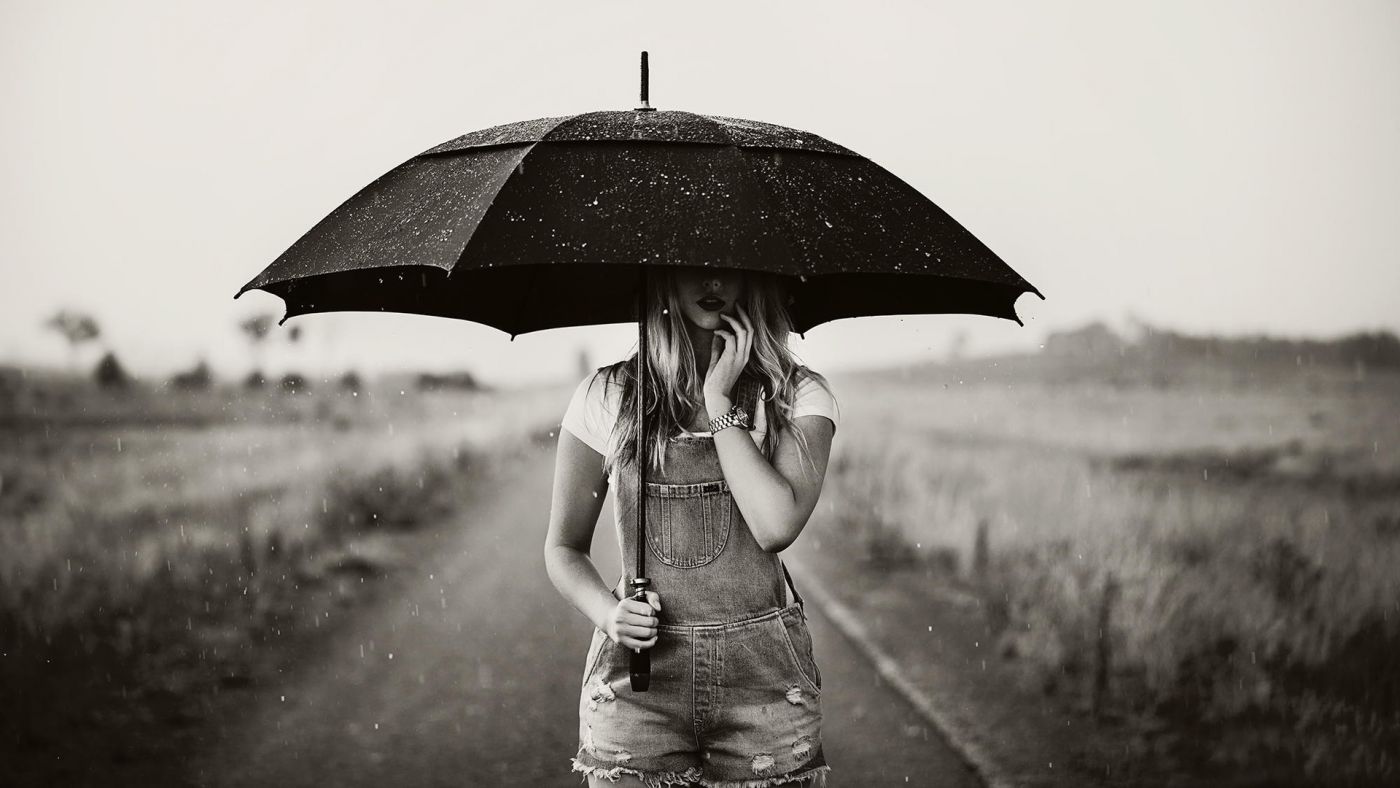 打伞的女孩伤感图片
