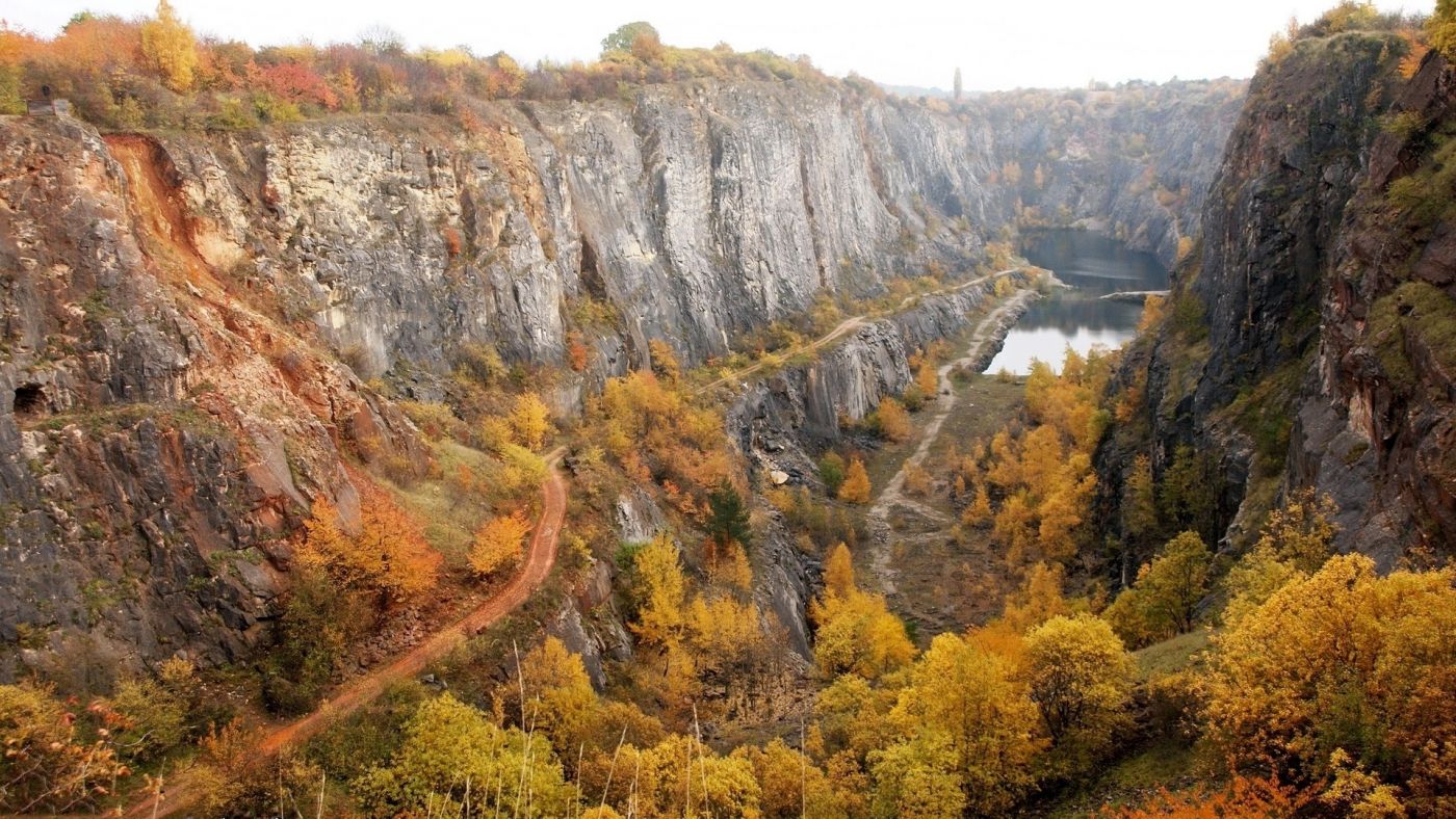 秋季峡谷山路壁纸图片