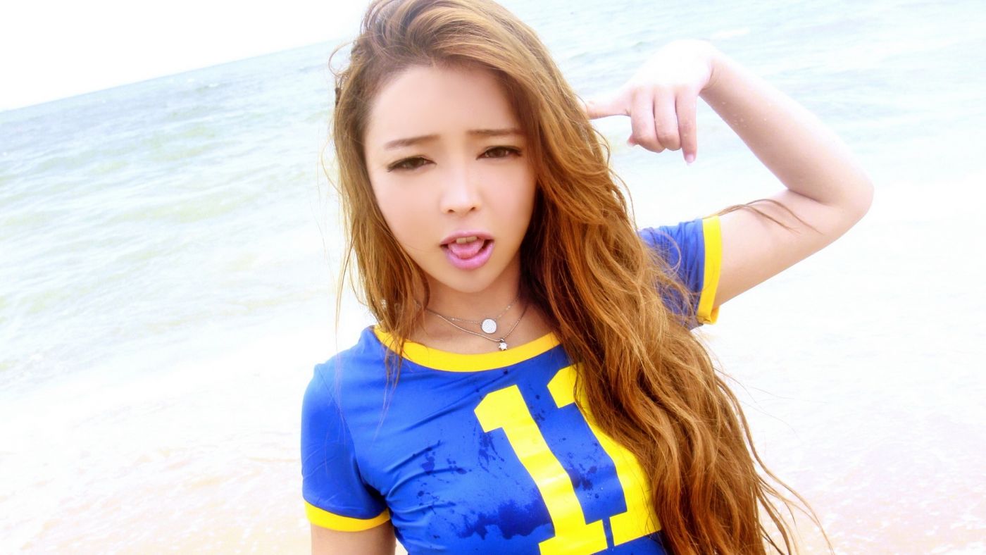 高清晰90后女歌手-ZiKi裴紫绮卖萌桌面壁纸下载图片