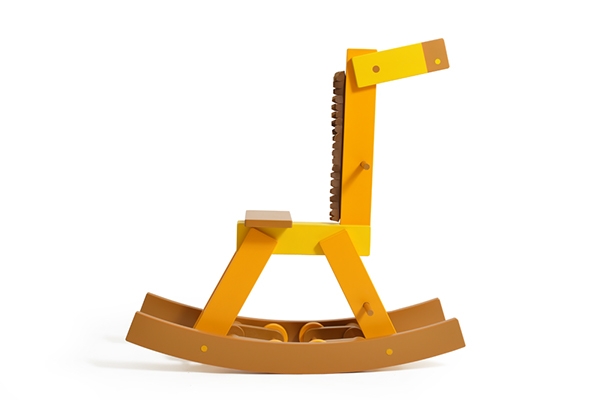 Cavalcade-摇摆的动物木马玩具。每款动物都取自单一的实木板,切割并涂上不同的颜色来彼此区分动物图片