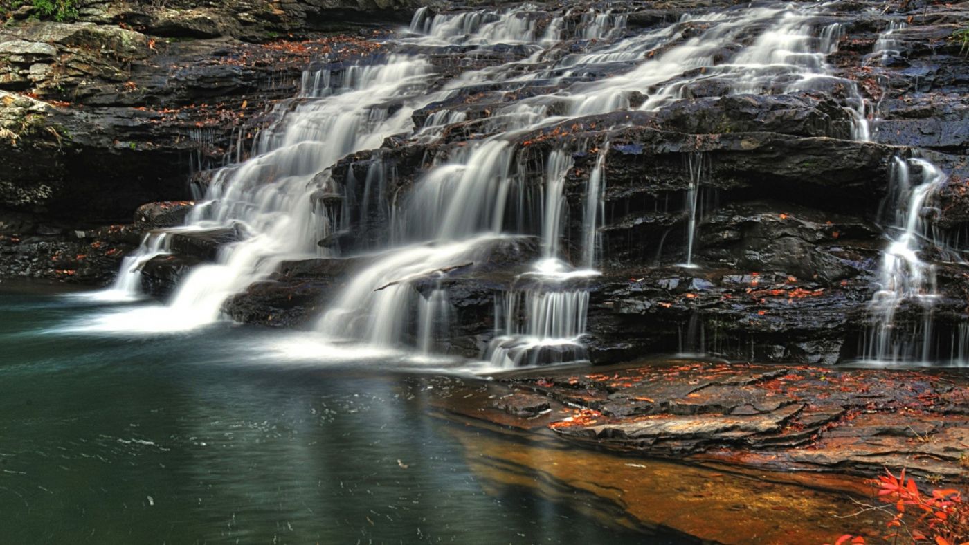 高清晰岩石壁小瀑布壁纸图片