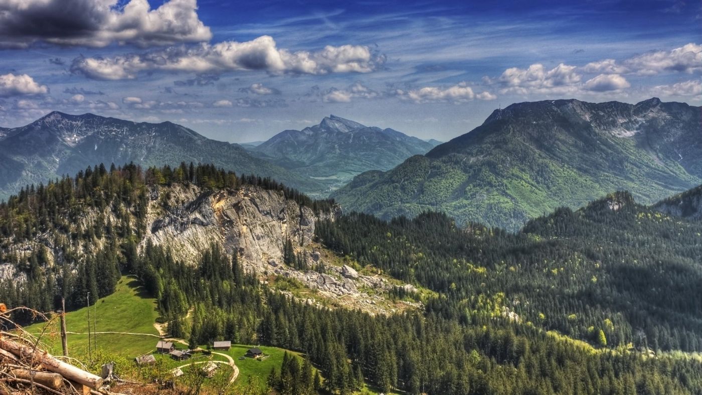 绿色高山小村落壁纸图片