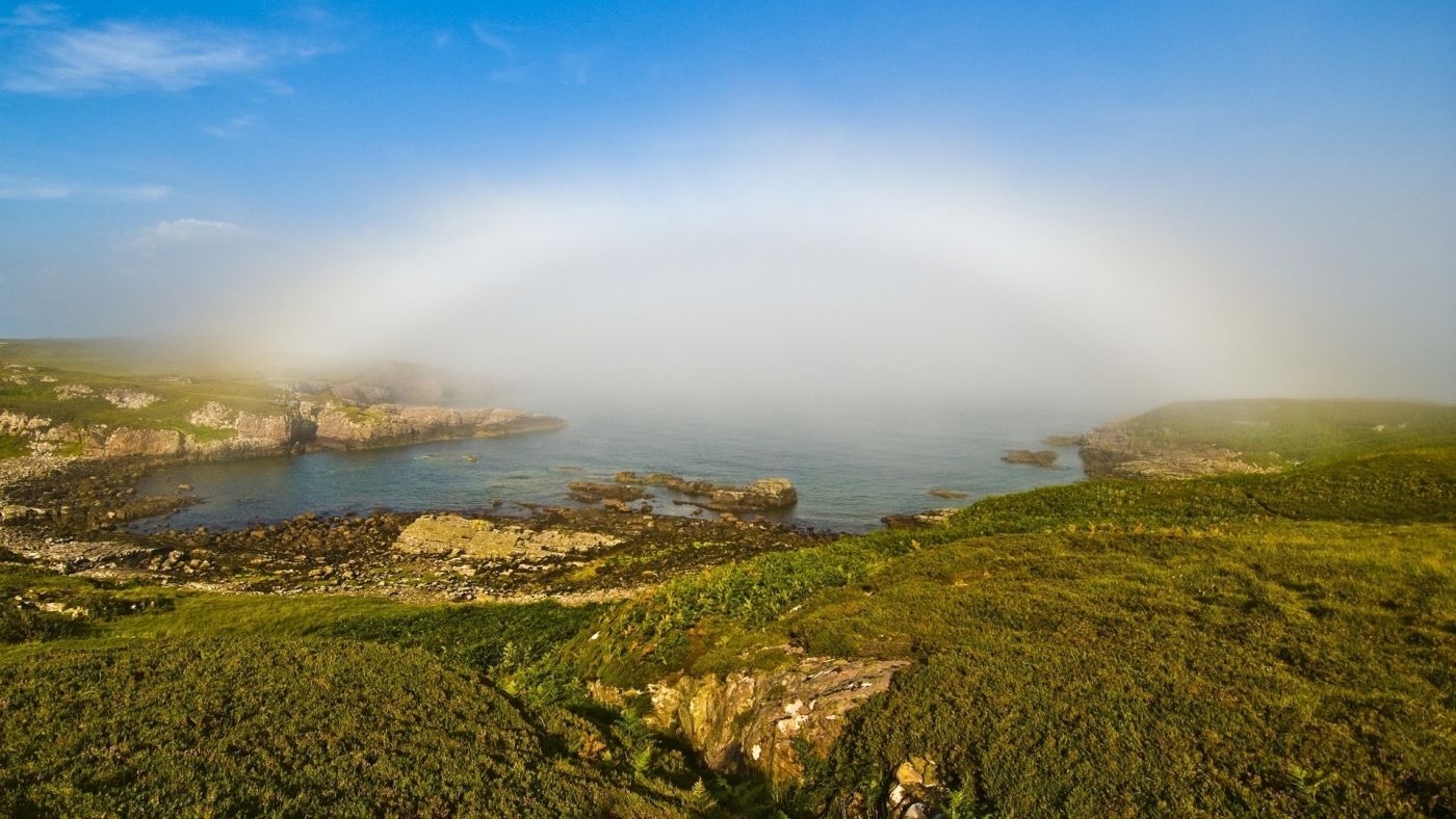 高清晰海洋绿山悬崖雾图片