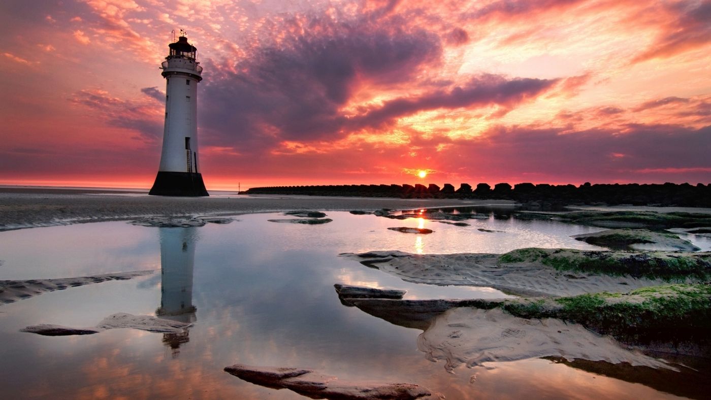 高清晰夕阳下的海洋灯塔壁纸图片