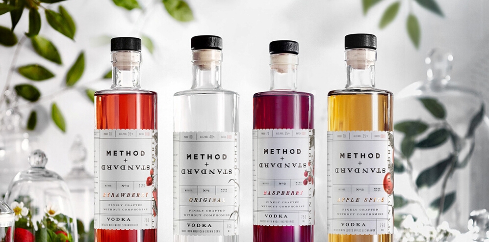 Method + Standard-伏特加酒包装设计-采用新鲜的苹果,肉桂,和成熟的草莓为原料发酵而成。透明的瓶子,闪闪发光的颜色是引诱消费者体验一个精品精神封面大图