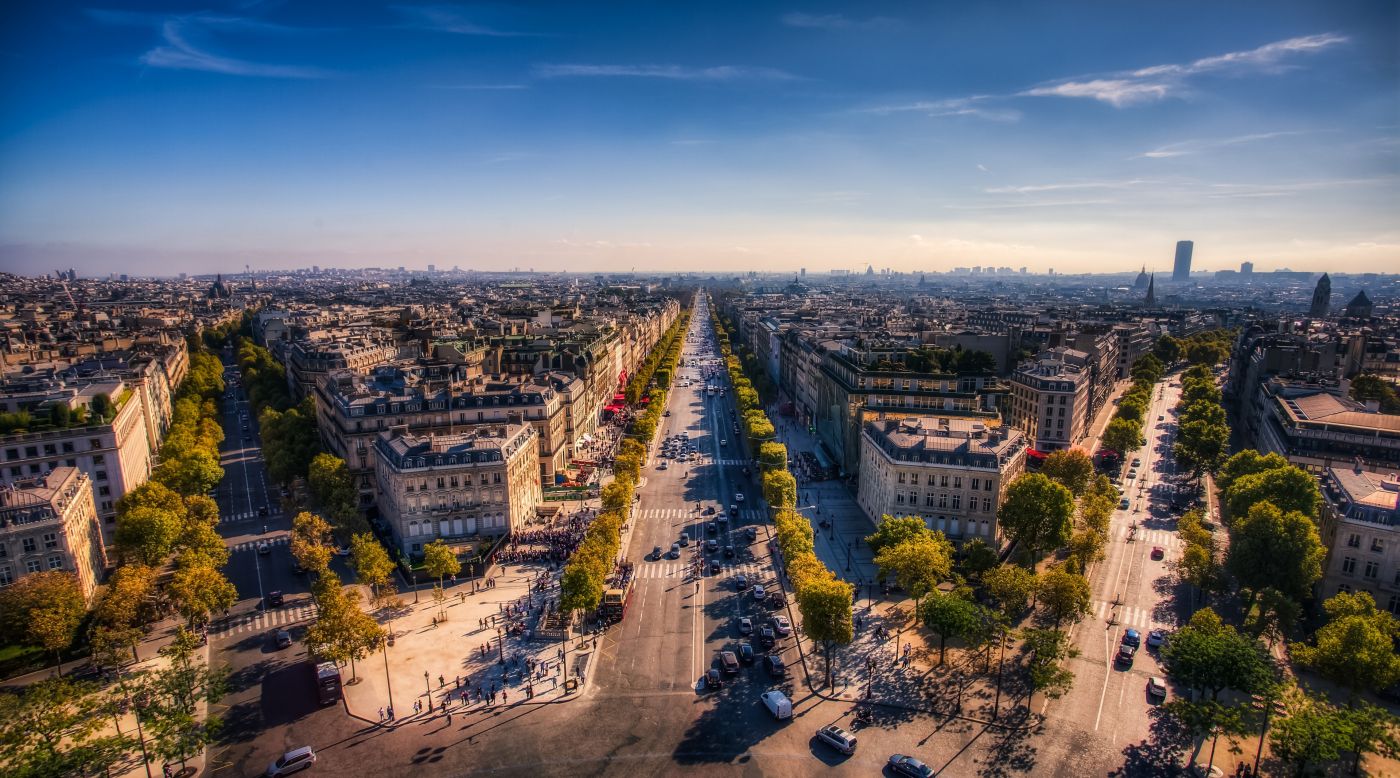 著名的巴黎香榭丽舍大道和凯旋门，象征着在晴朗的天气和多云的天空下的辉煌。法国的标志性旅游地标和浪漫旅游目的地。长时间曝光照片摄影图片_ID ...