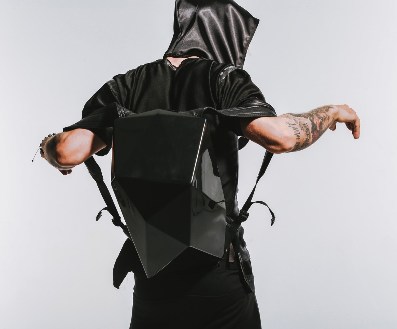 多边形的背包设计-但它实际上是由两个不同的部分组成,一个坚硬的外壳和柔软皮革内饰钻石缝制封面大图