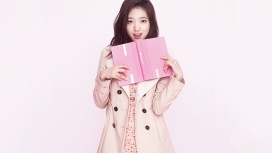 拿粉红色书本的Park Shin Hye朴信惠壁纸下载