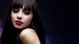 粉红色的嘴唇的黑发女孩