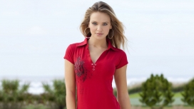 穿红色T恤的金发美女