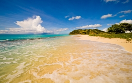 平静的沙滩海浪