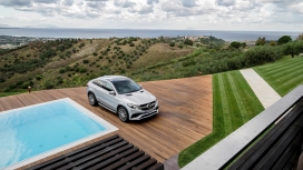 停靠在草坪阳台美丽的梅赛德斯-AMG-GLE-63轿跑车