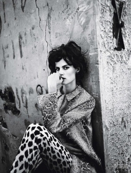 萨斯奇雅・德・布劳-W杂志-探索年轻的复古自我女孩