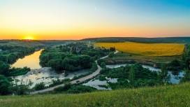 金色的夕阳河公路风景