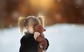 甜美的小女孩与她的玩具